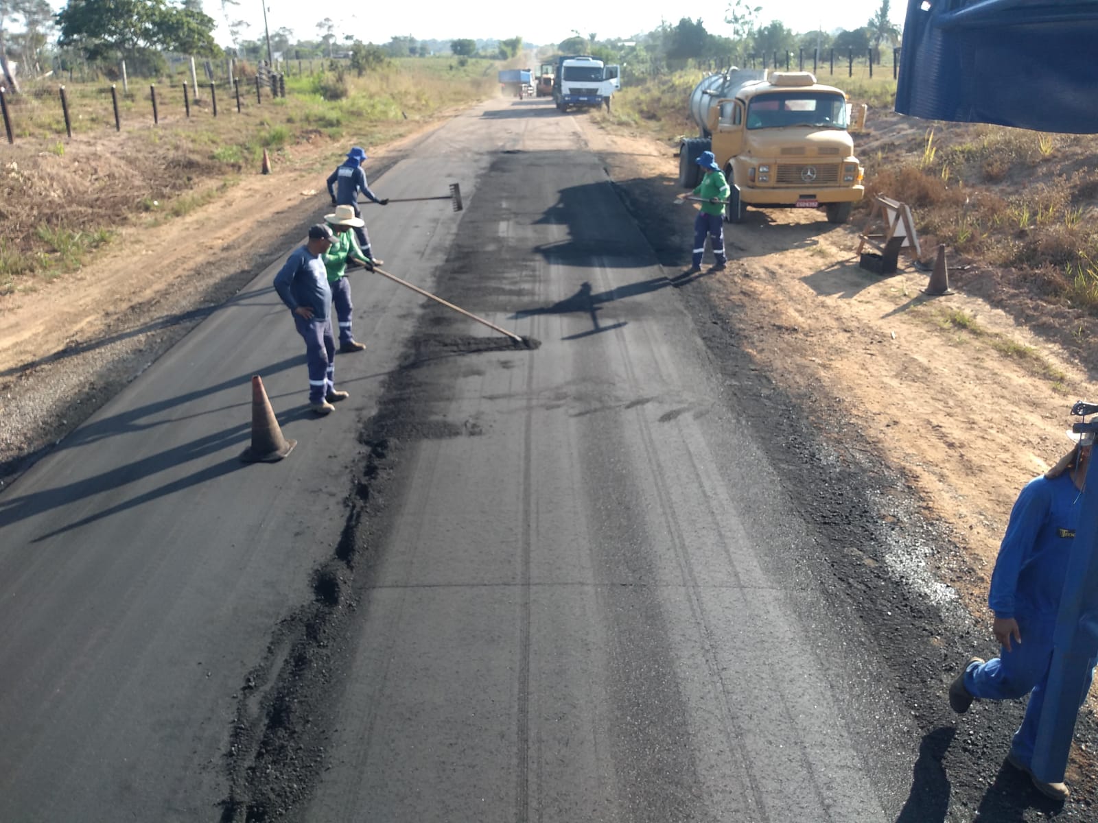 Deracre executa pavimentação asfáltica no km 67 da Estrada Transacreana