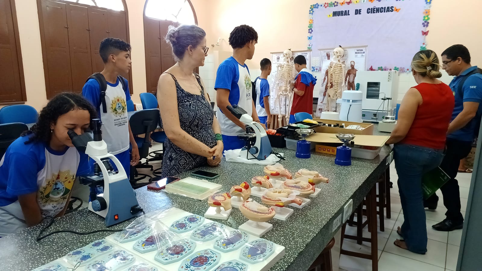 Governo entrega kits para laboratórios multidisciplinares às escolas de ensino médio de Cruzeiro do Sul