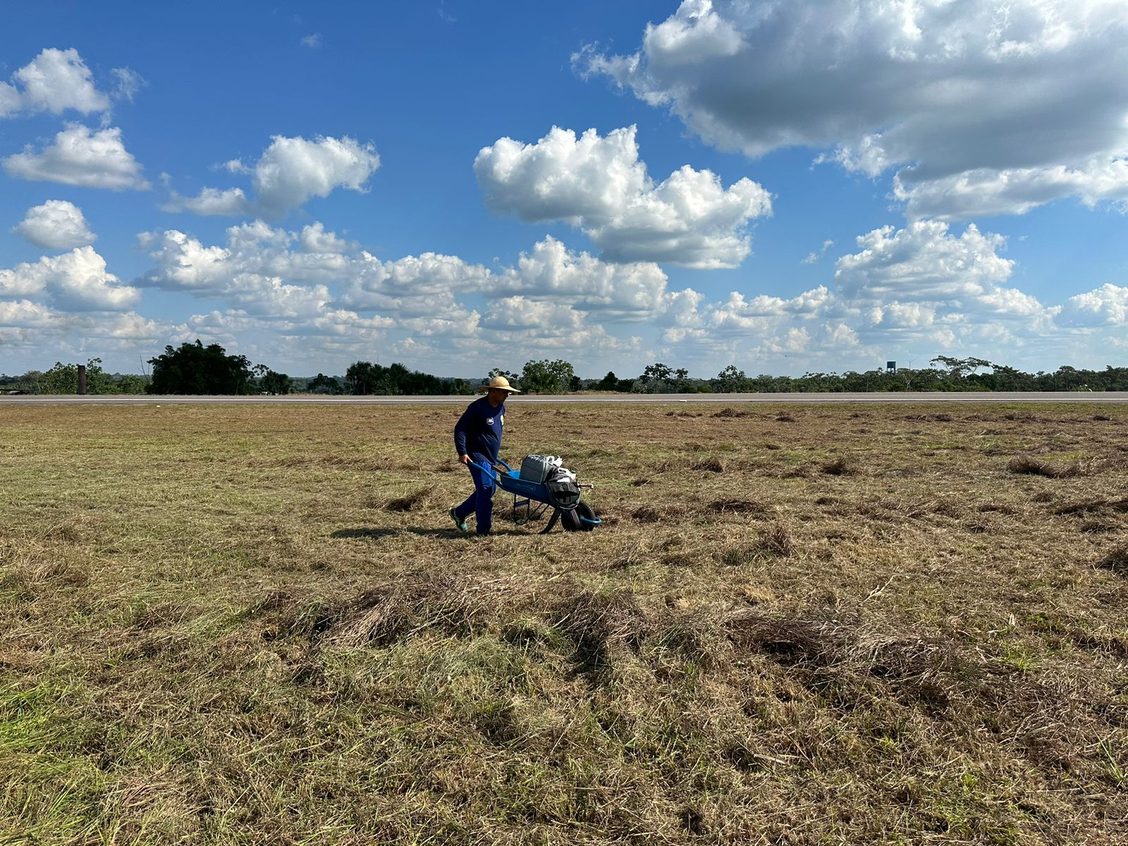 Deracre conclui roçagem lateral da pista de pouso do aeródromo de Tarauacá