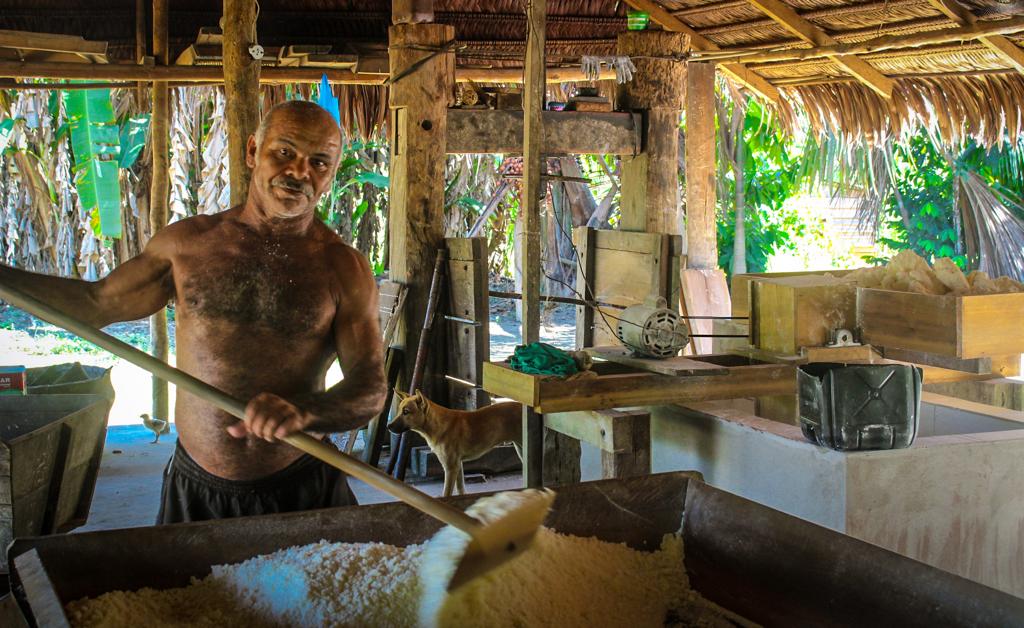 Em Cruzeiro do Sul, Deracre executa melhorias para 15 famílias do Ramal do Adonias
