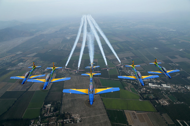 Governo homenageia Santos Dumont com apresentação de aeronaves da Esquadrilha da Fumaça