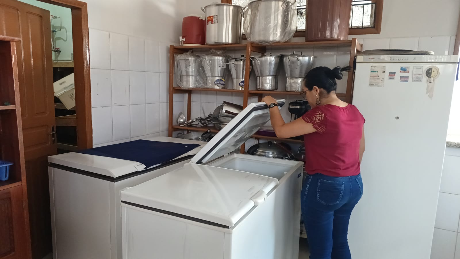 Educação realiza entrega de freezers nas escolas de Cruzeiro do Sul