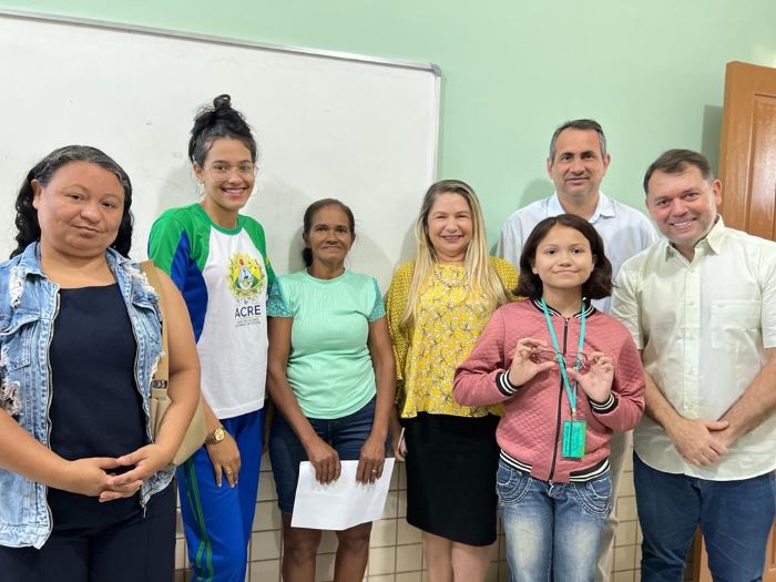 Programa Olhar Digital, da Educação, realiza mais uma entrega de óculos na Escola Carlos de Vasconcelos