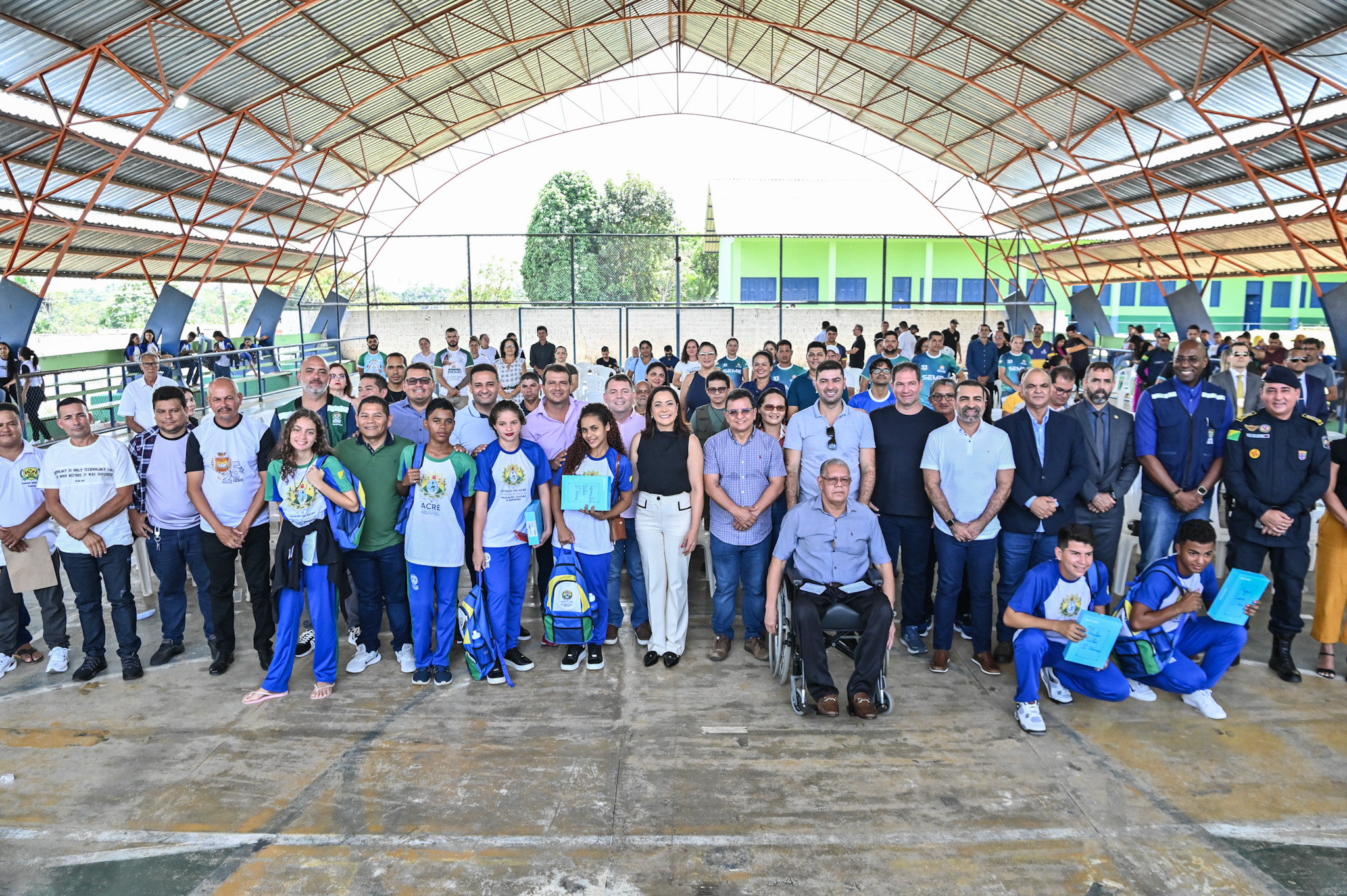 Em Rodrigues Alves, governo entrega material escolar e anuncia reformas em escolas e na delegacia do município