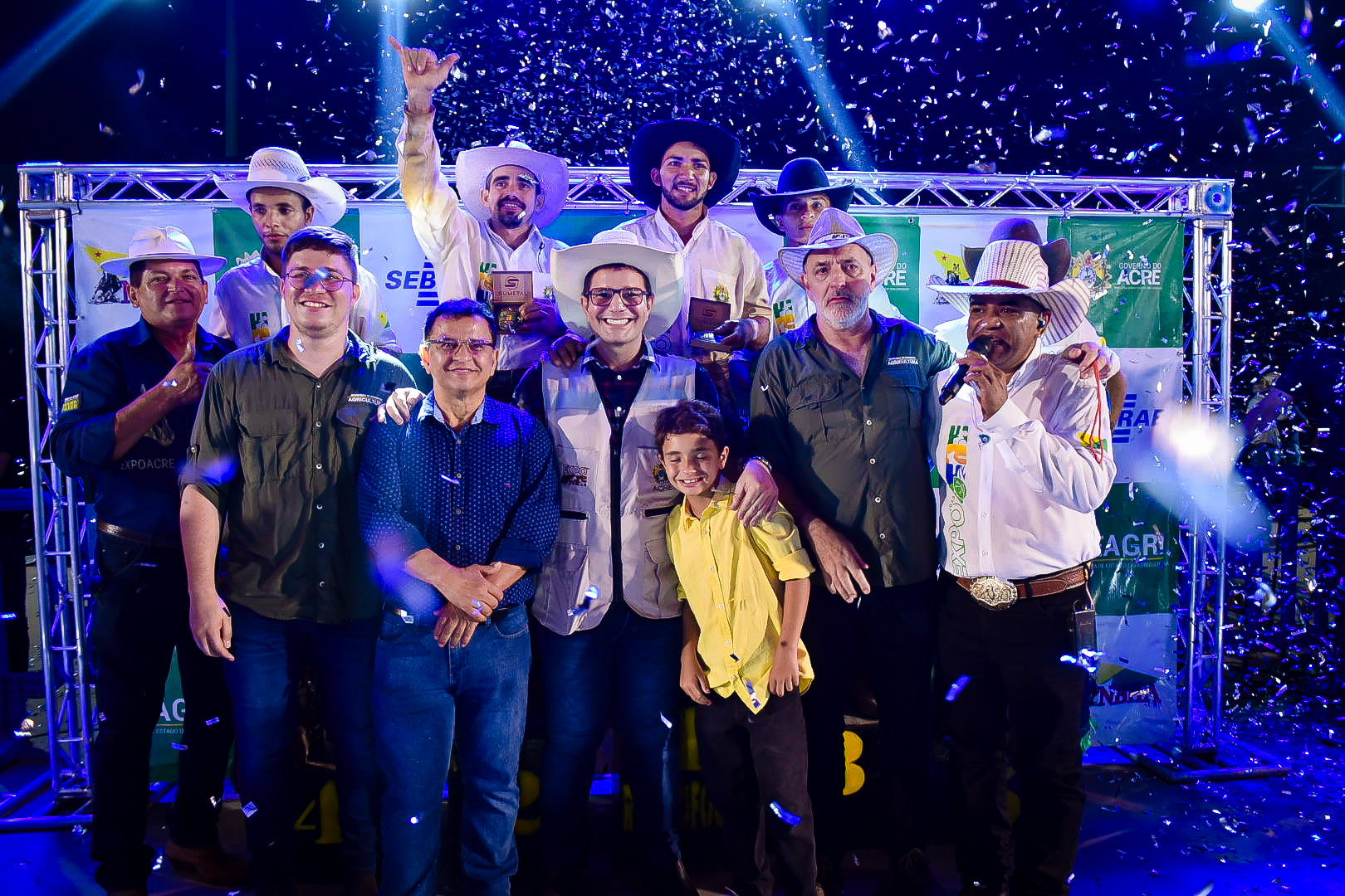 Com a arena lotada, acreano de Feijó se consagra campeão do rodeio da Expoacre