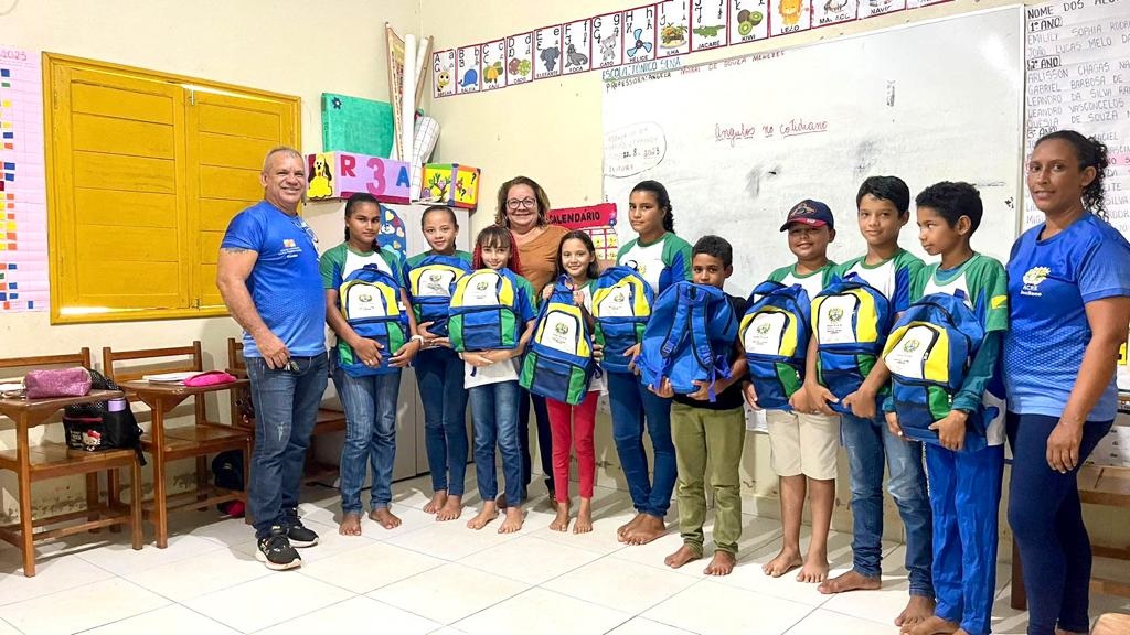 Educação do Acre entrega uniformes, kits escolares e merenda nas escolas rurais mais distantes em Mâncio Lima