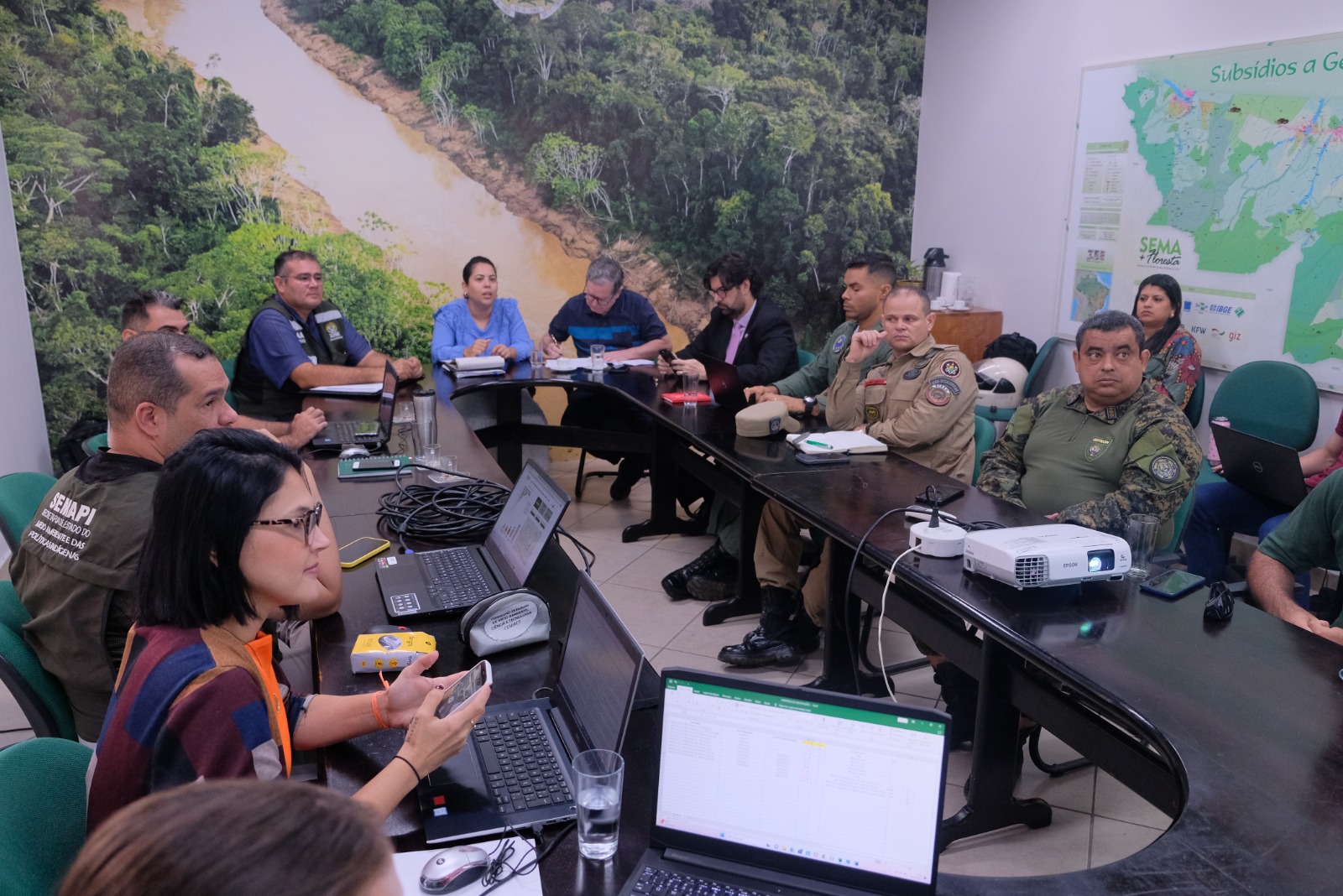 Para acompanhar o cenário ambiental do Acre, governo realiza reuniões semanais entre órgãos do Comando e Controle