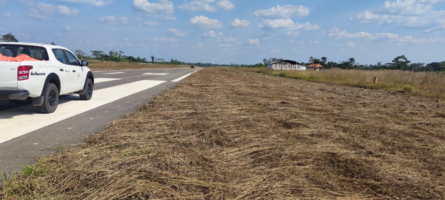 Deracre conclui roçagem lateral da pista de pouso do aeródromo de Manoel Urbano