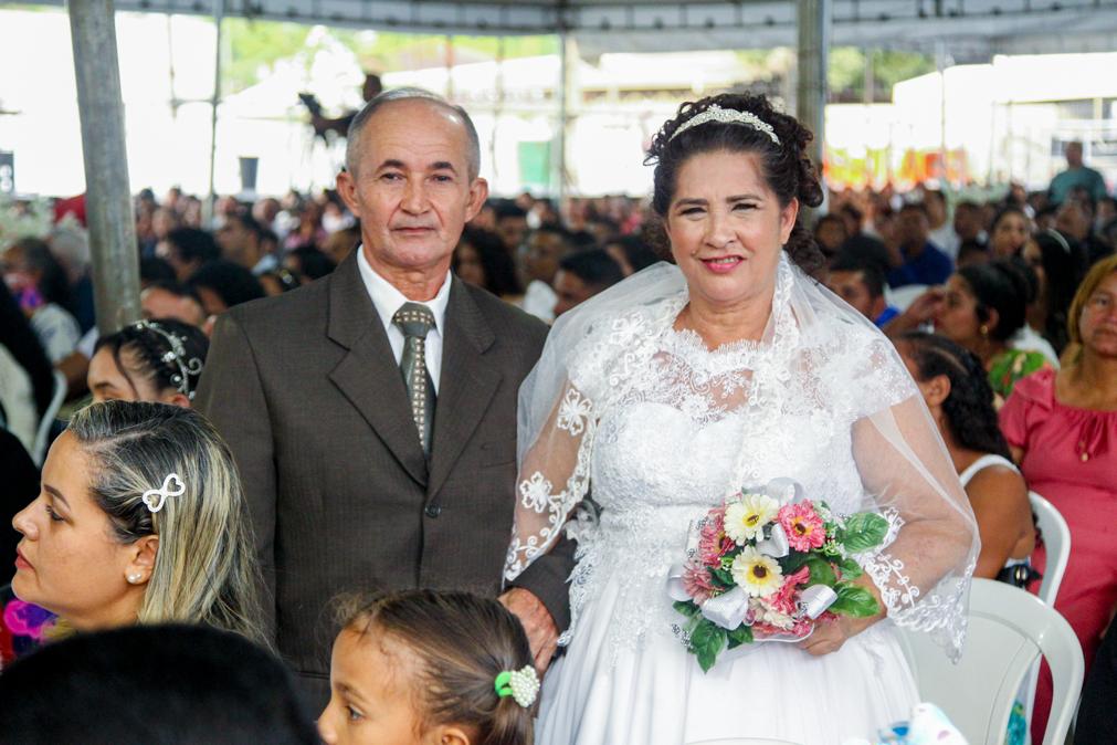 Histórias de reencontros marcam o casamento coletivo realizado na Arena de Shows da Expoacre