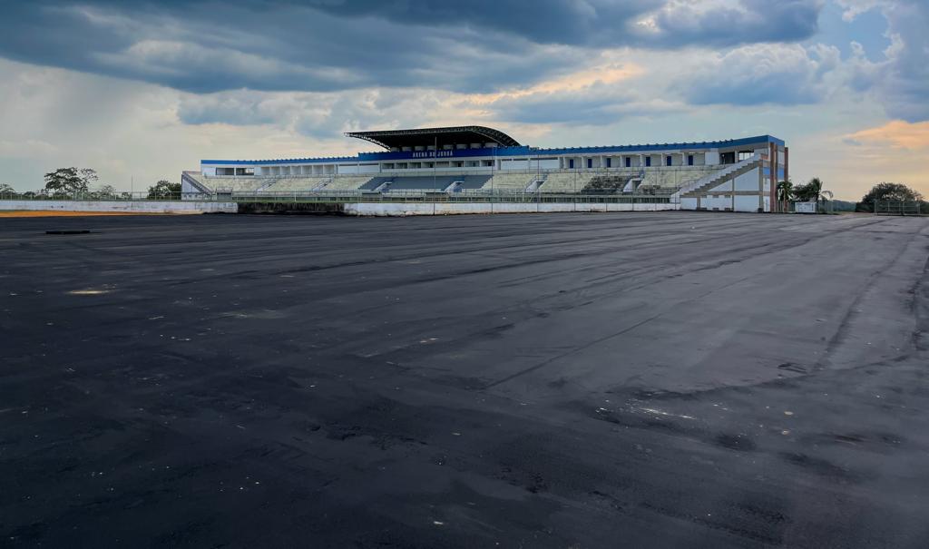 Deracre asfalta 90% da Arena de Shows da Expojuruá 2023