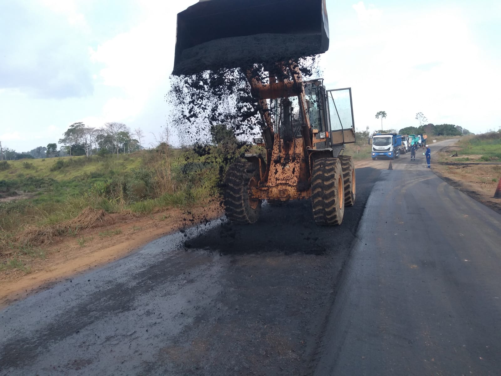 Em Rio Branco, Deracre continua manutenção entre o km 73 e 75 da AC-90