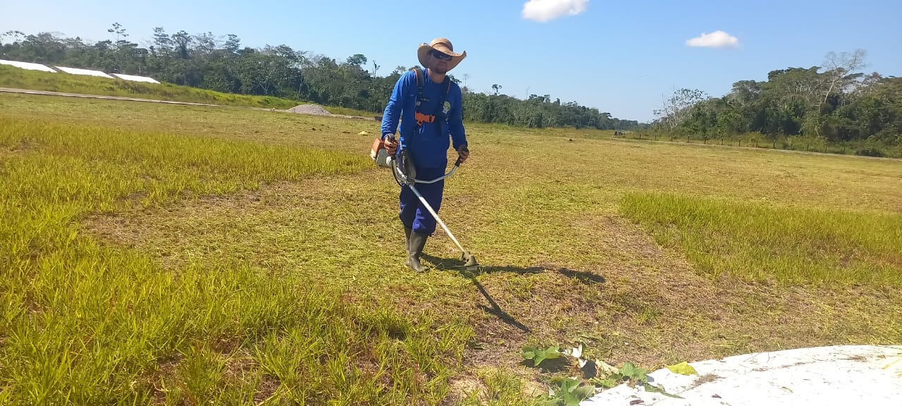 Deracre inicia roçagem lateral da pista de pouso do aeródromo de Marechal Thaumaturgo