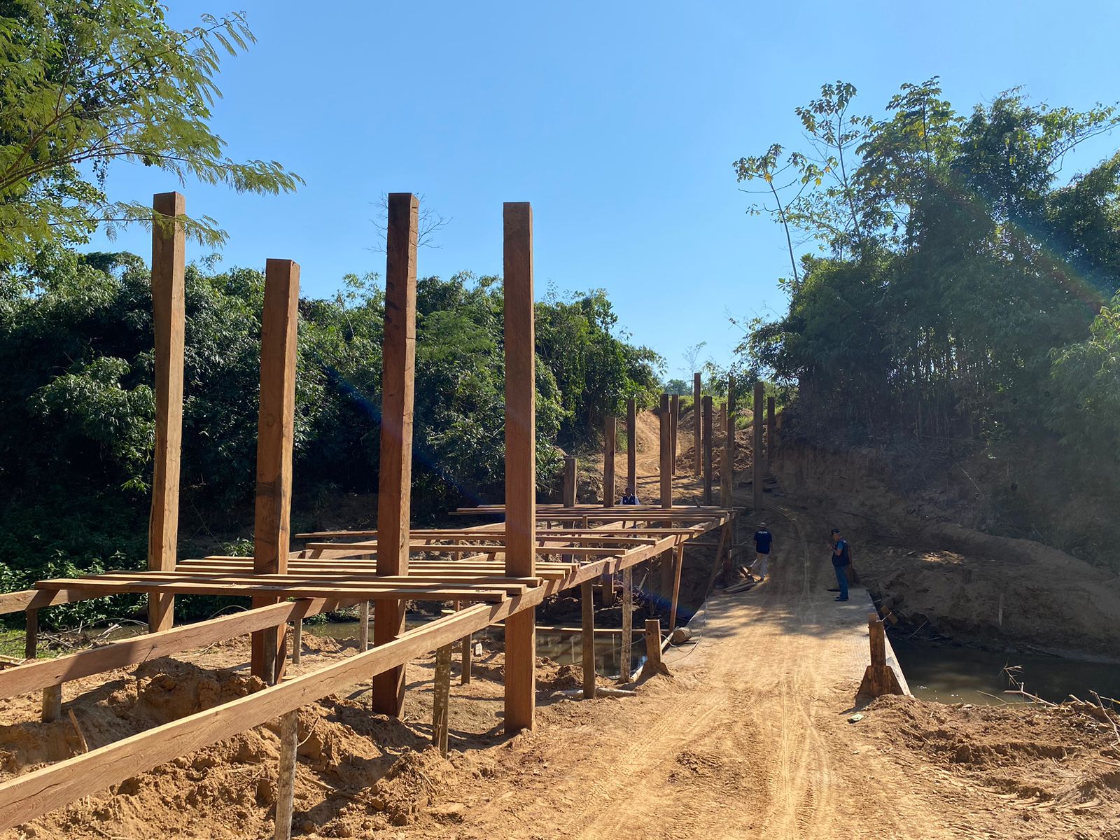 Em Assis Brasil, Deracre e prefeitura trabalham na construção da ponte do Porto da Balsa