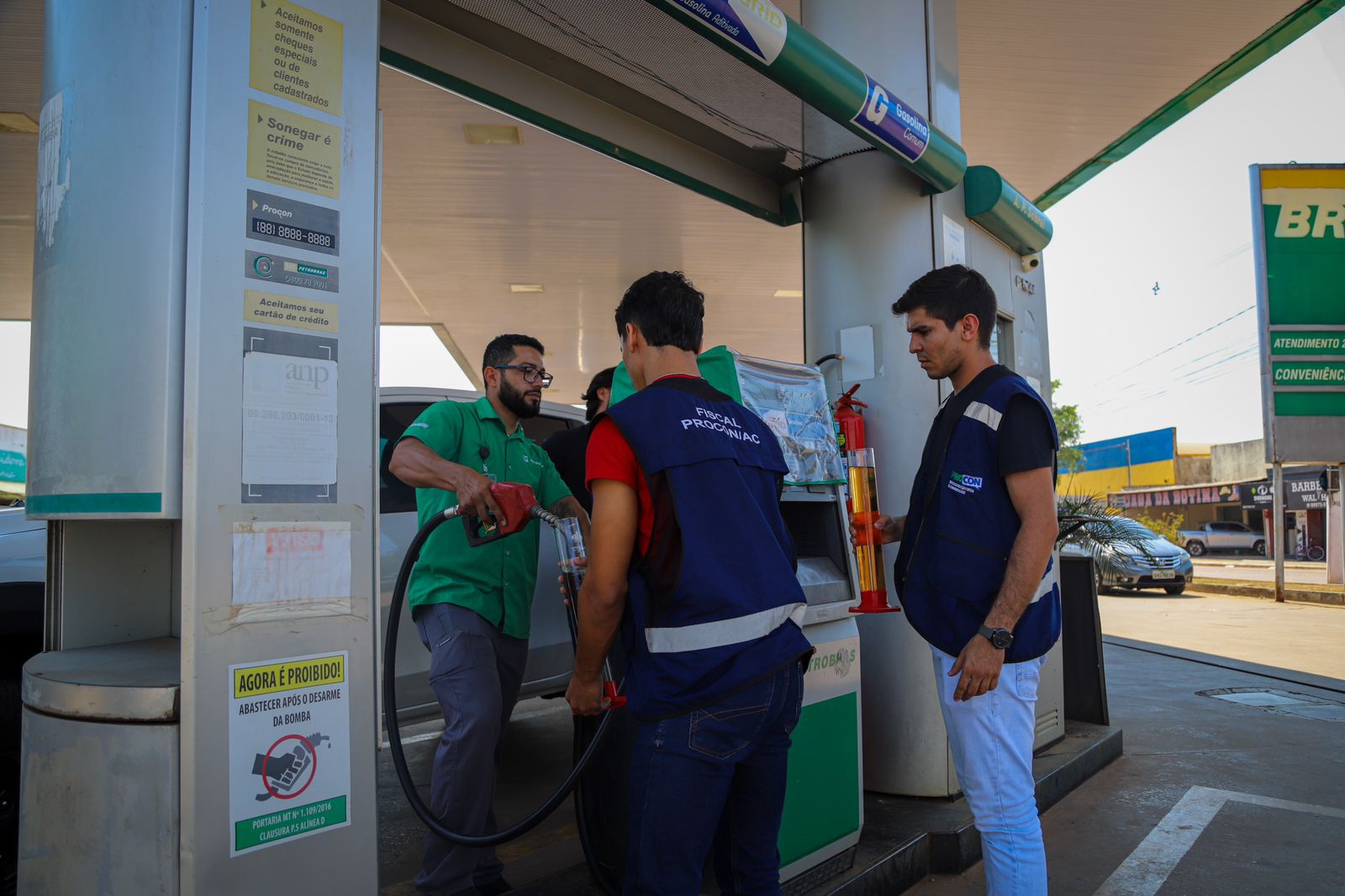 Procon realiza fiscalização em posto de combustível da capital para garantir qualidade do produto aos consumidores