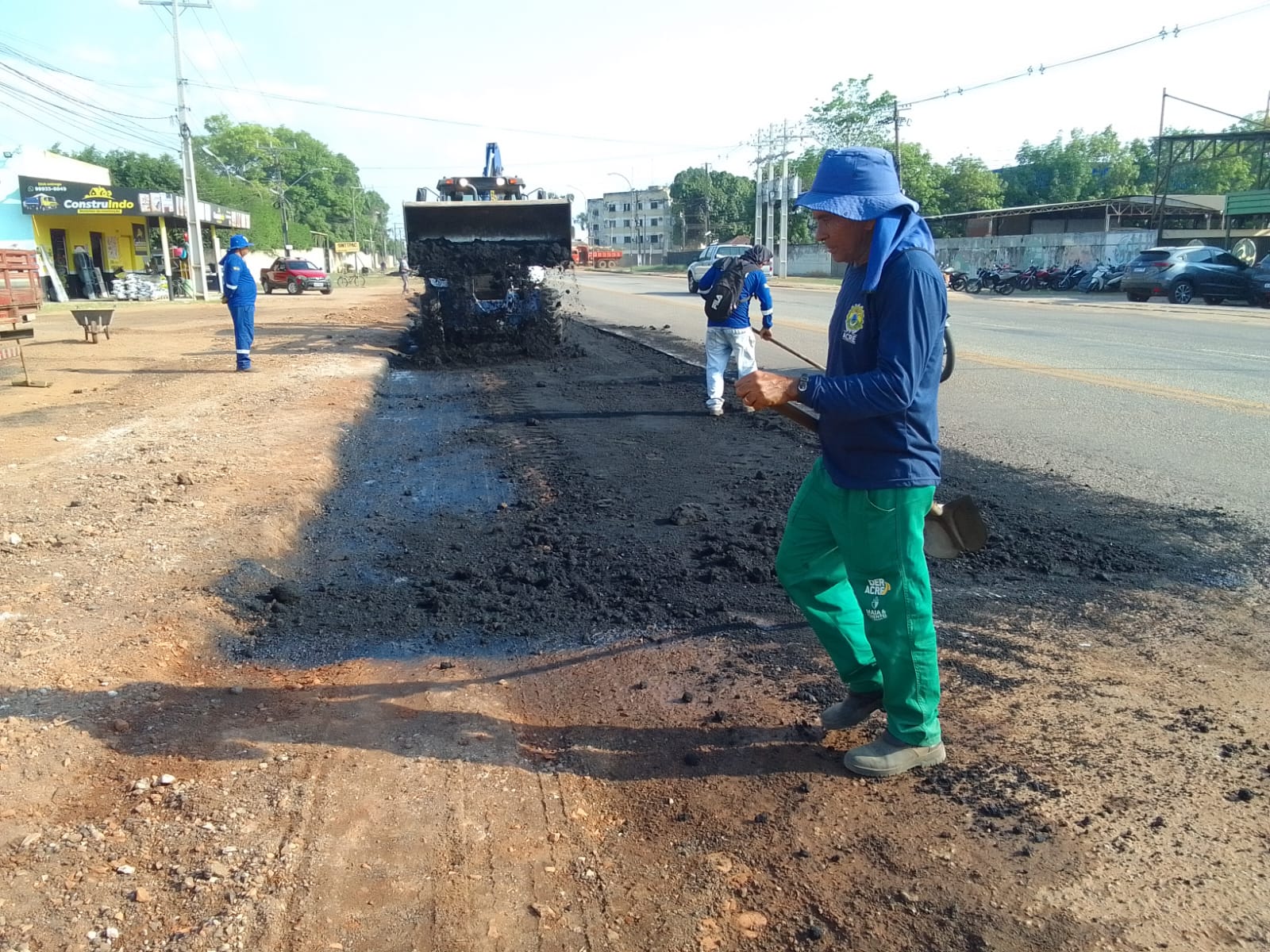 Trabalhadores do Deracre realizam limpeza e tapa-buraco no trecho da Vila Acre, na AC-40