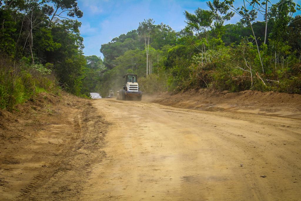 Deracre melhora Ramal do Japãozinho Novo em Cruzeiro do Sul