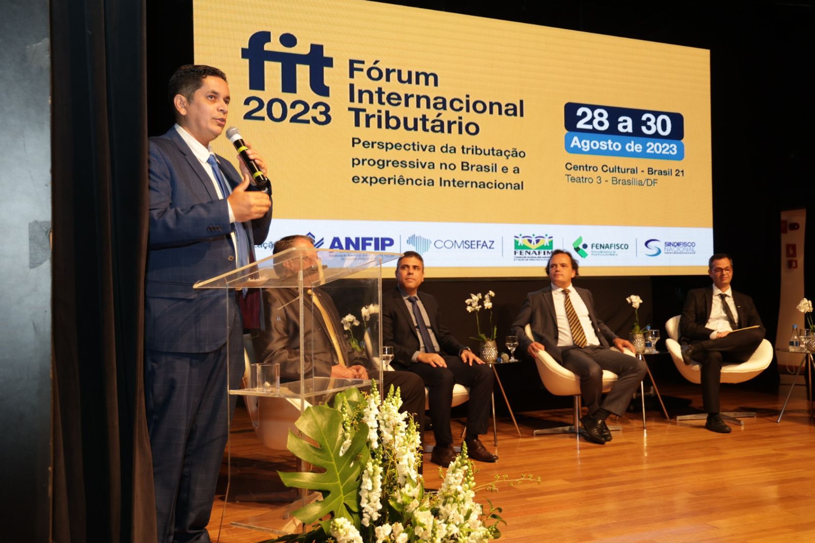 Estado debate eficiência econômica e redução de desigualdades previstas em reforma tributária durante evento internacional