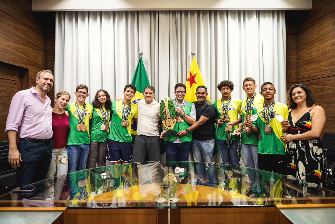 Governador Gladson Cameli recebe delegação acreana campeã de torneio internacional de natação