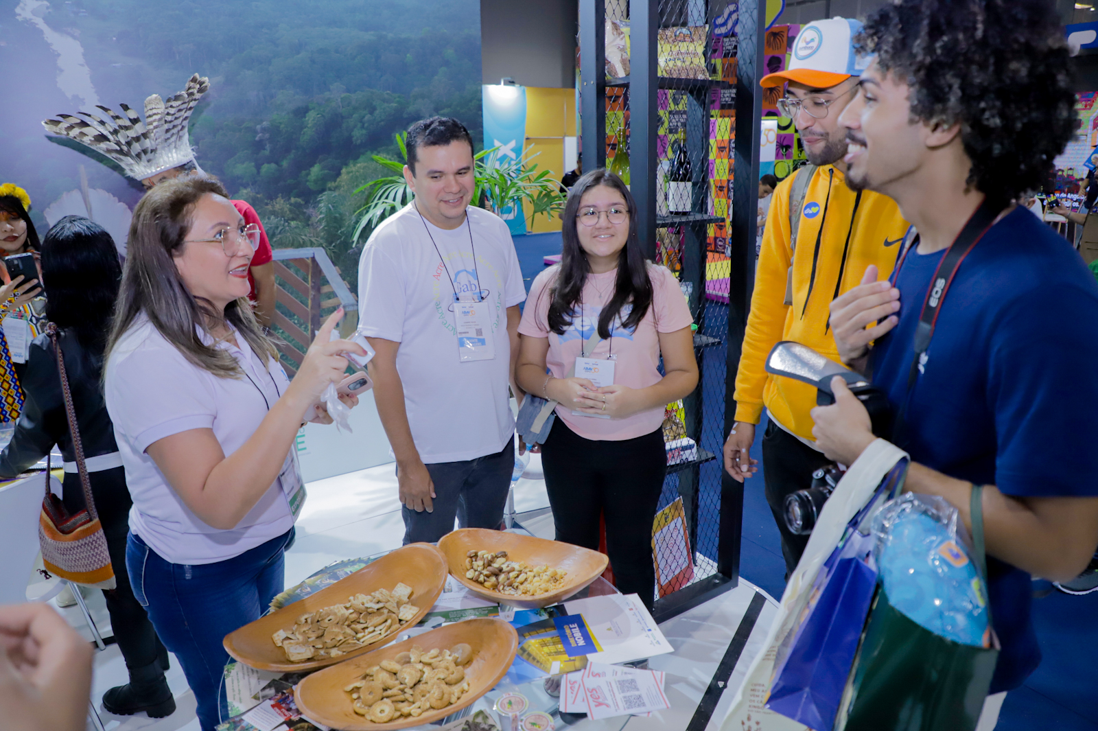 Degustação de quitutes acreanos e exposição indígena chamam a atenção de turistas na Abav Expo