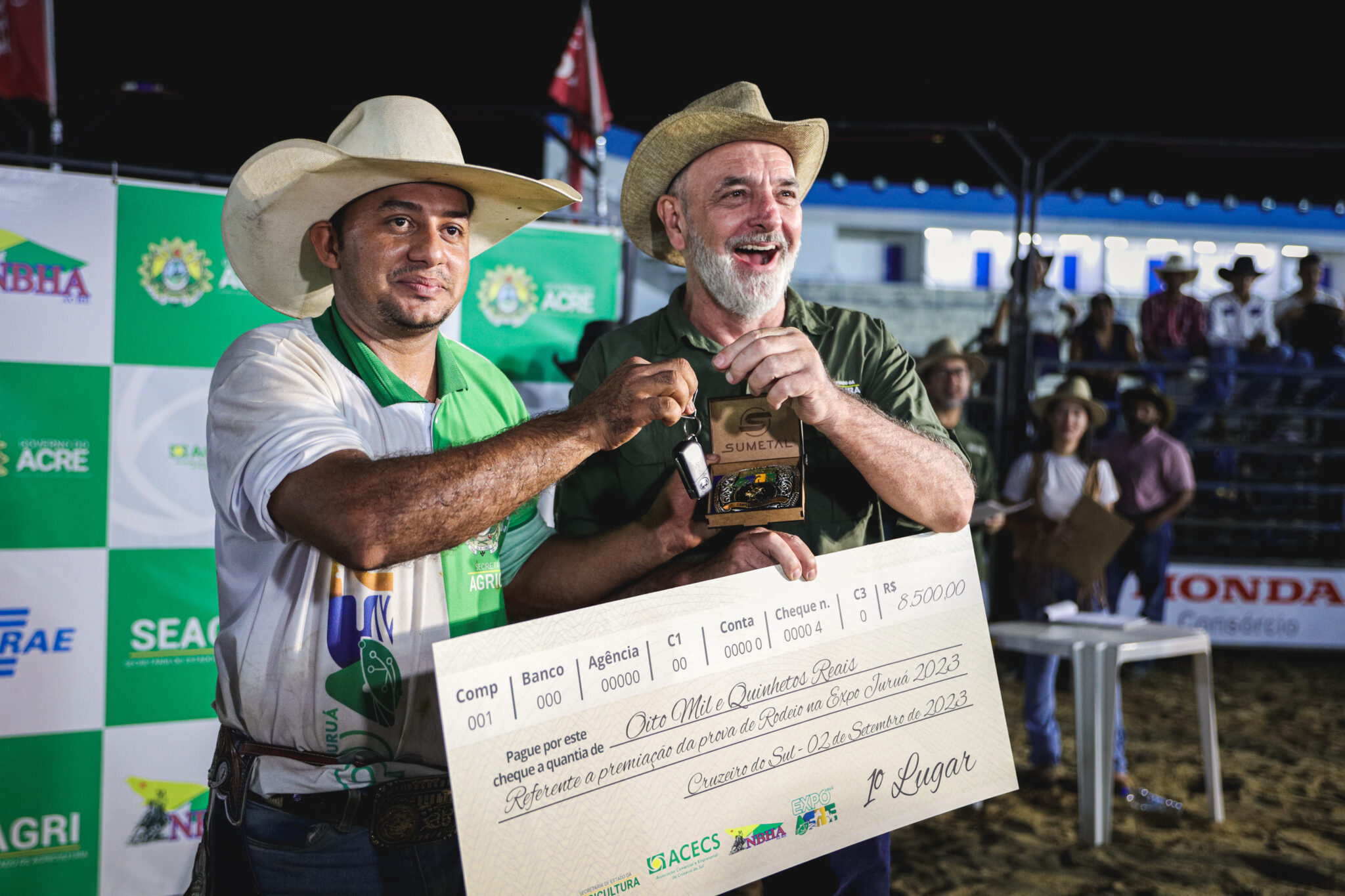 Final do rodeio da Expoacre Juruá demonstra coragem de peões