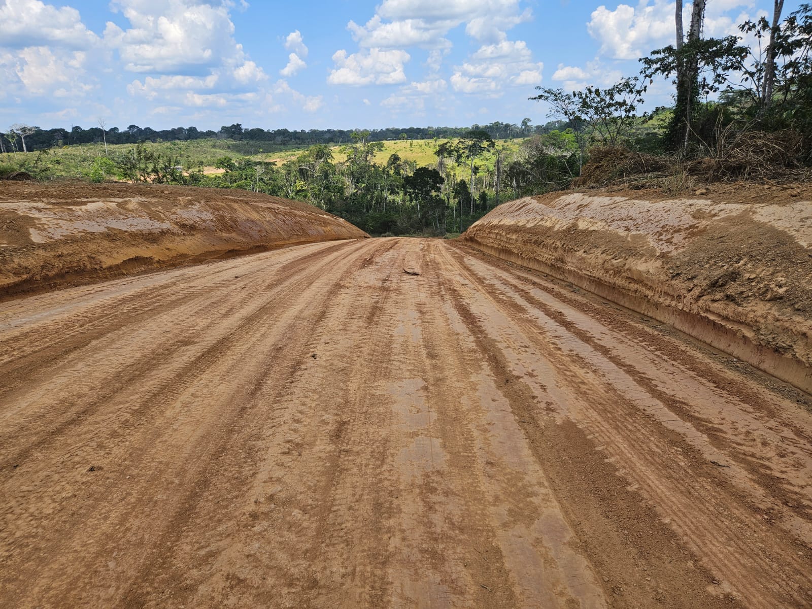 Máquinas do Deracre melhoram acesso de 400 pessoas no Ramal do km 84, em Brasileia