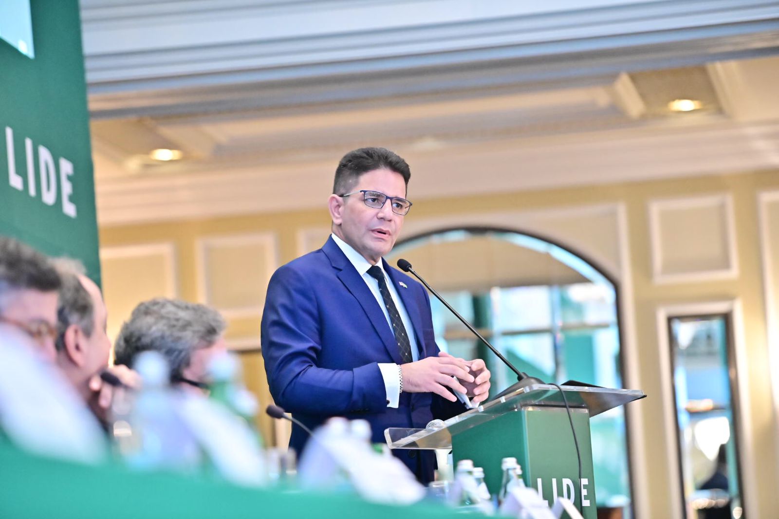 Durante encontro de empresários em Washington, governador Gladson Cameli discursa sobre potencial de negócios do Acre