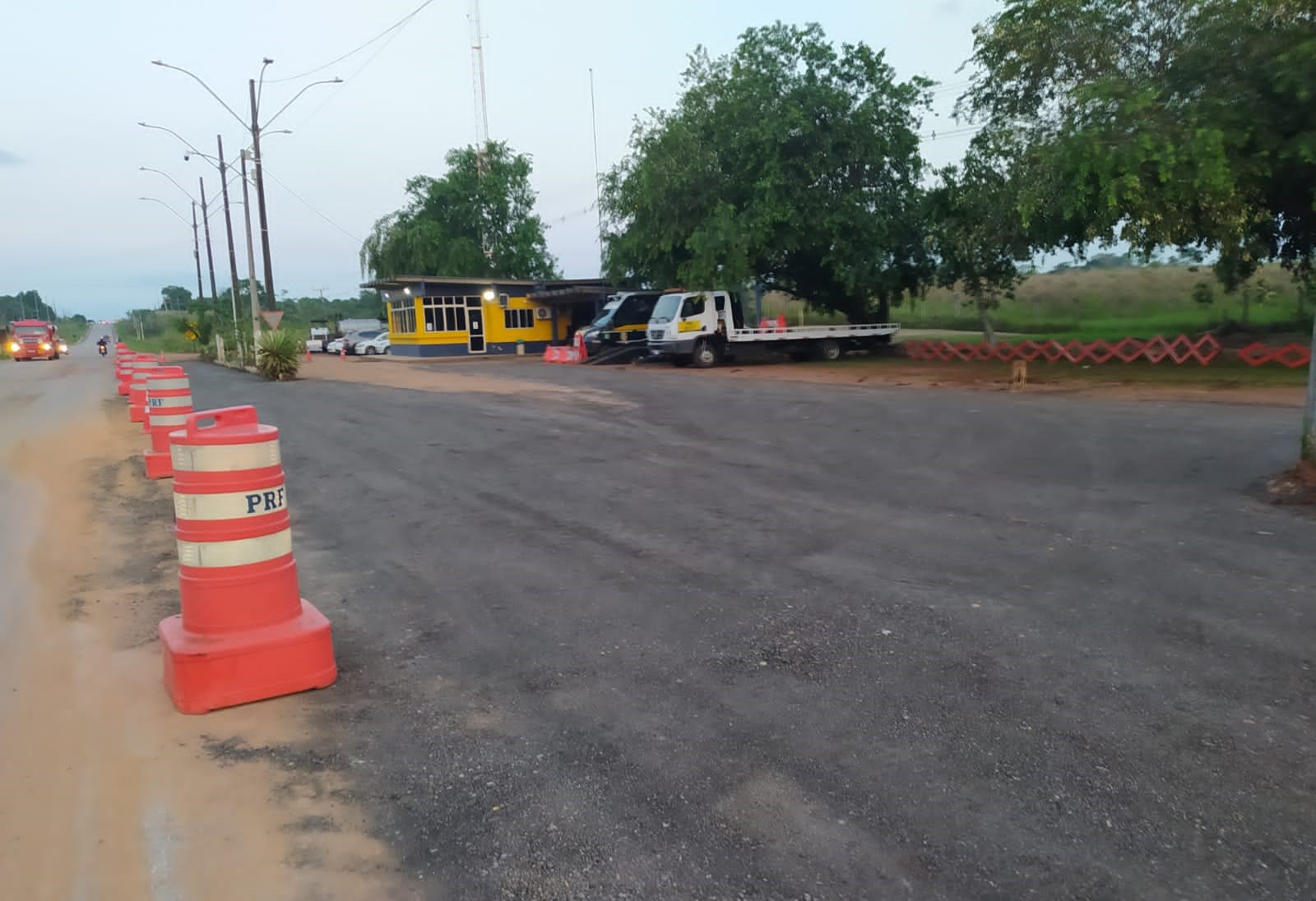 Deracre executa operação tapa-buraco no estacionamento da Polícia Rodoviária Federal