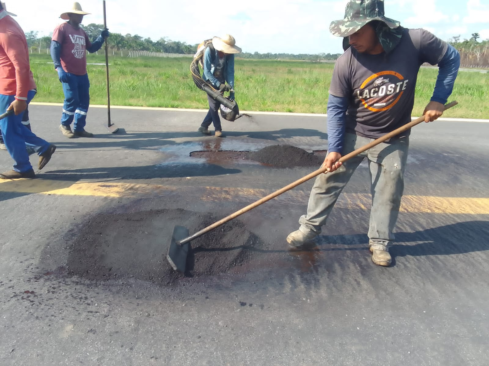 Deracre executa manutenção na pista de pouso no aeródromo de Feijó