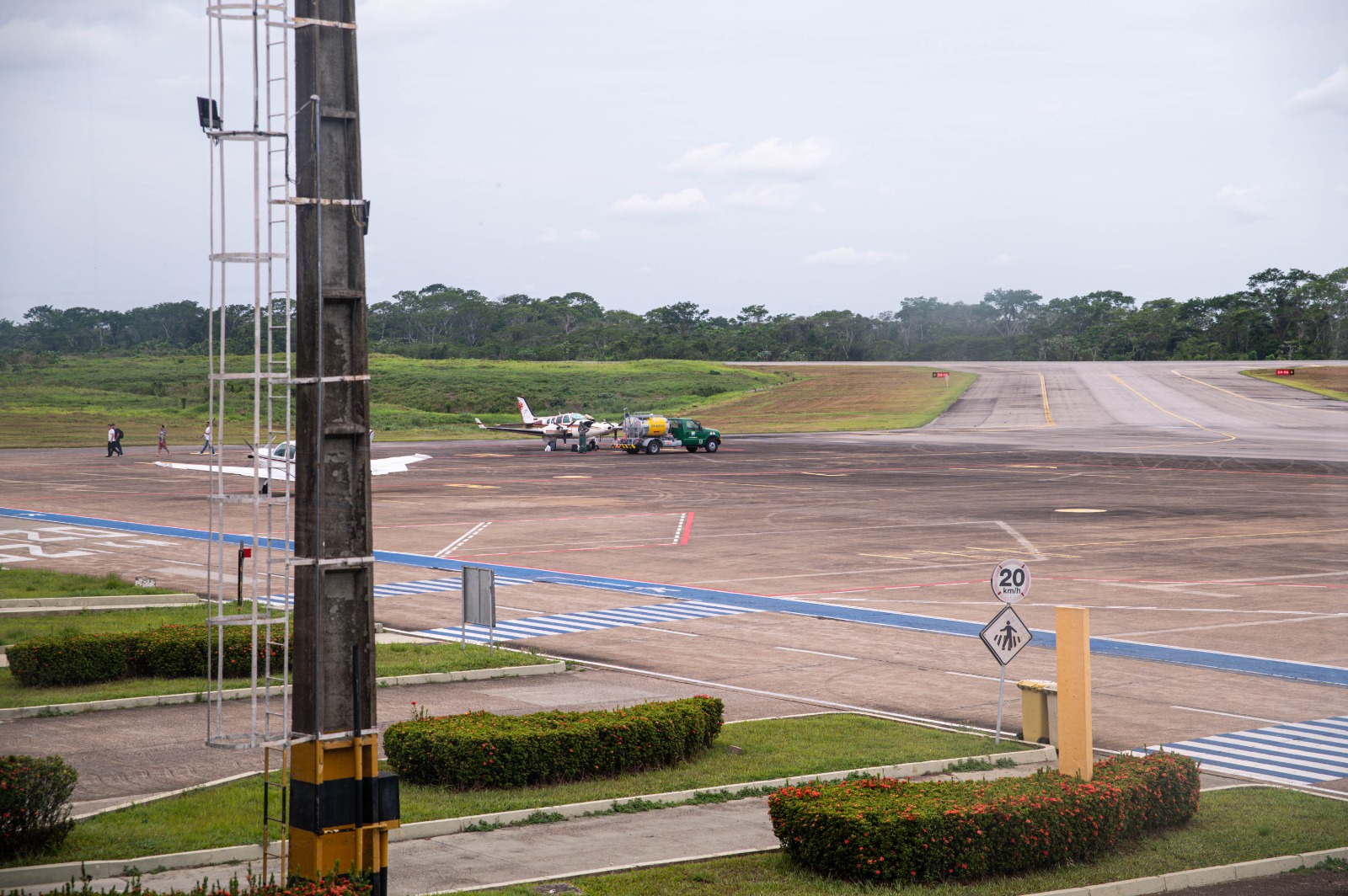 Familiares das vítimas de acidente aéreo em Rio Branco são recebidos por equipes especializadas do Estado