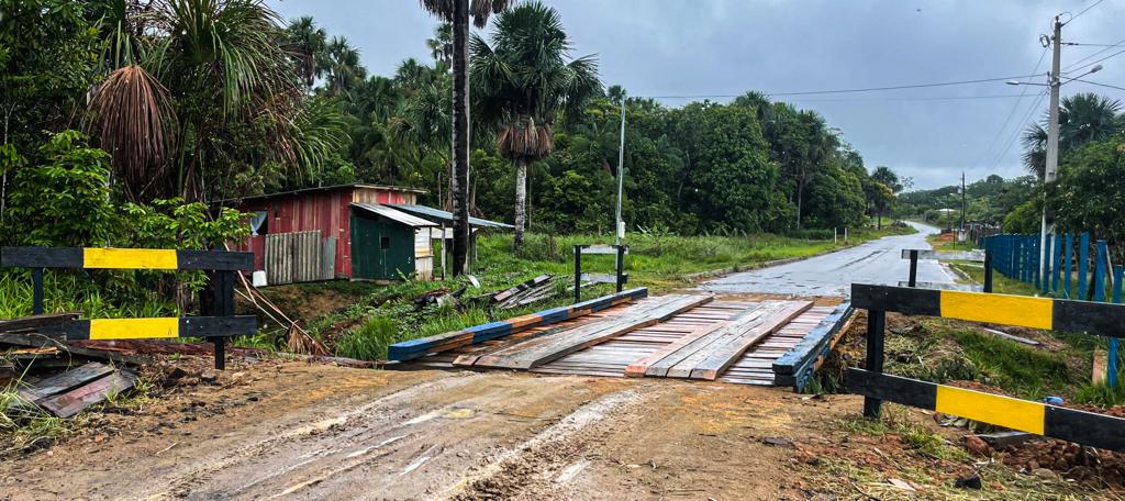 Em Cruzeiro do Sul, Deracre constrói ponte e garante acesso a 167 famílias do Ramal Mariana I