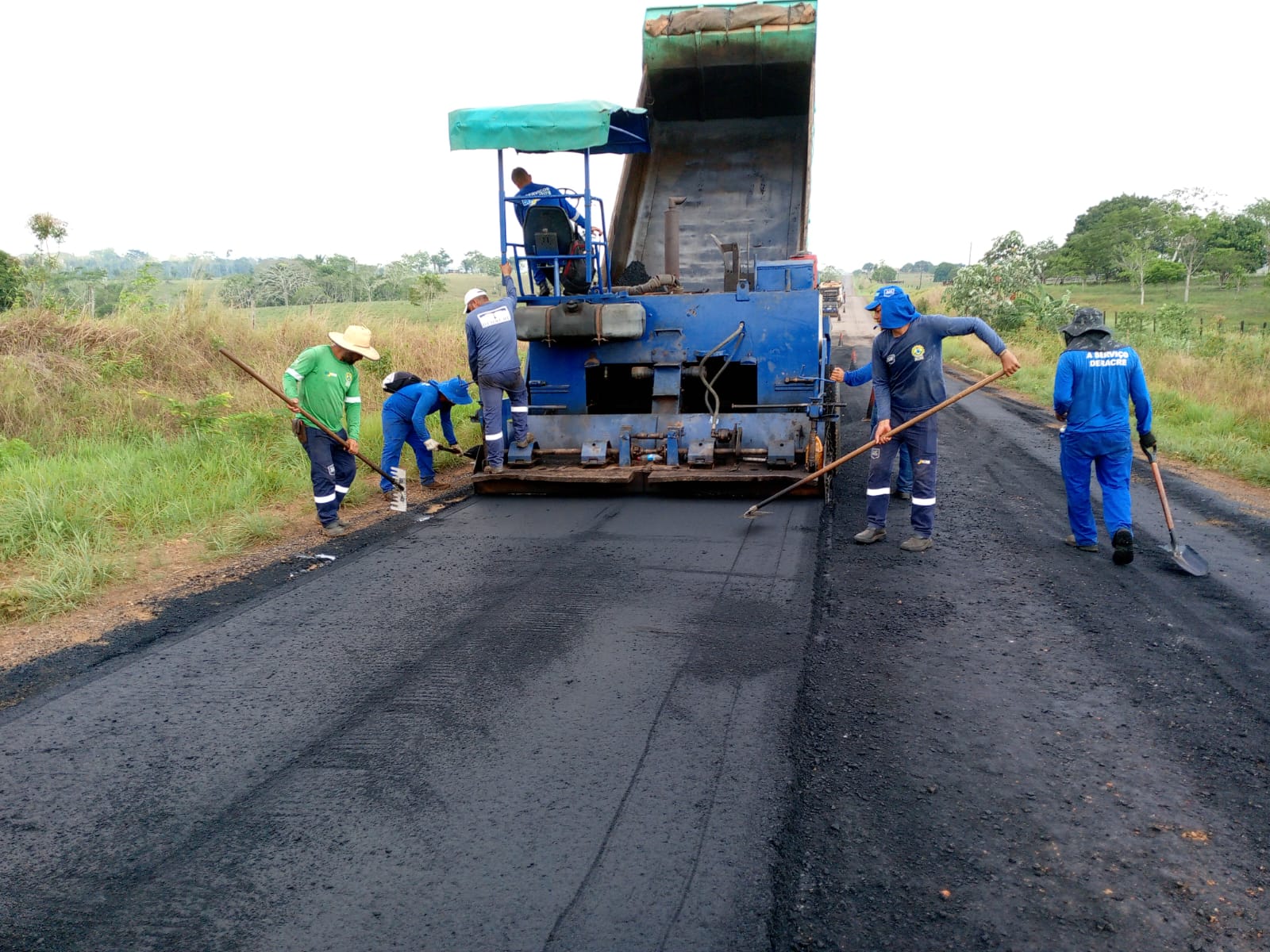 Em Rio Branco, Deracre recupera trecho do km 72 da AC-90