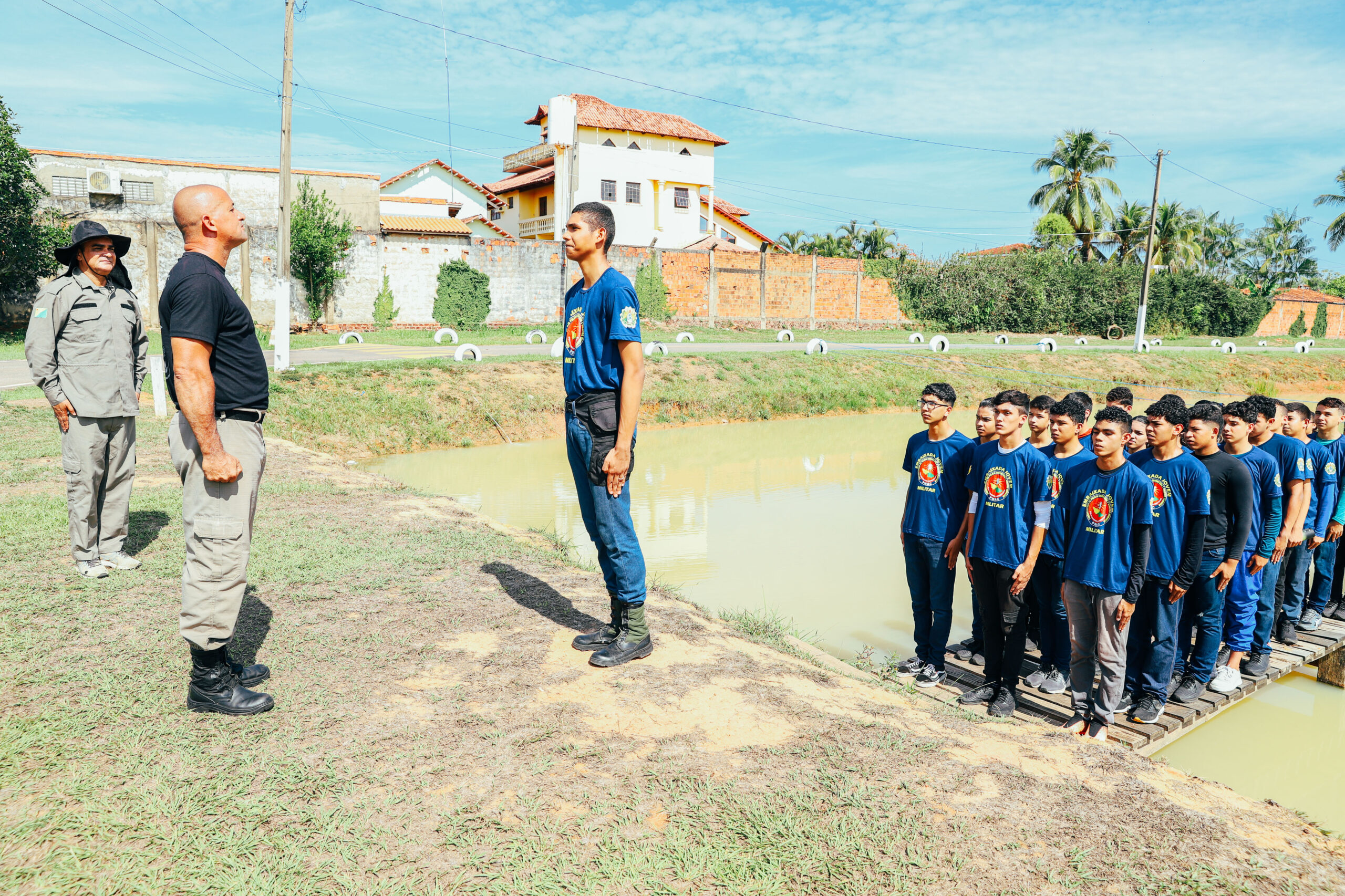 Alunos do projeto Embaixada Jovem Militar visitam Batalhão de Operações Especiais