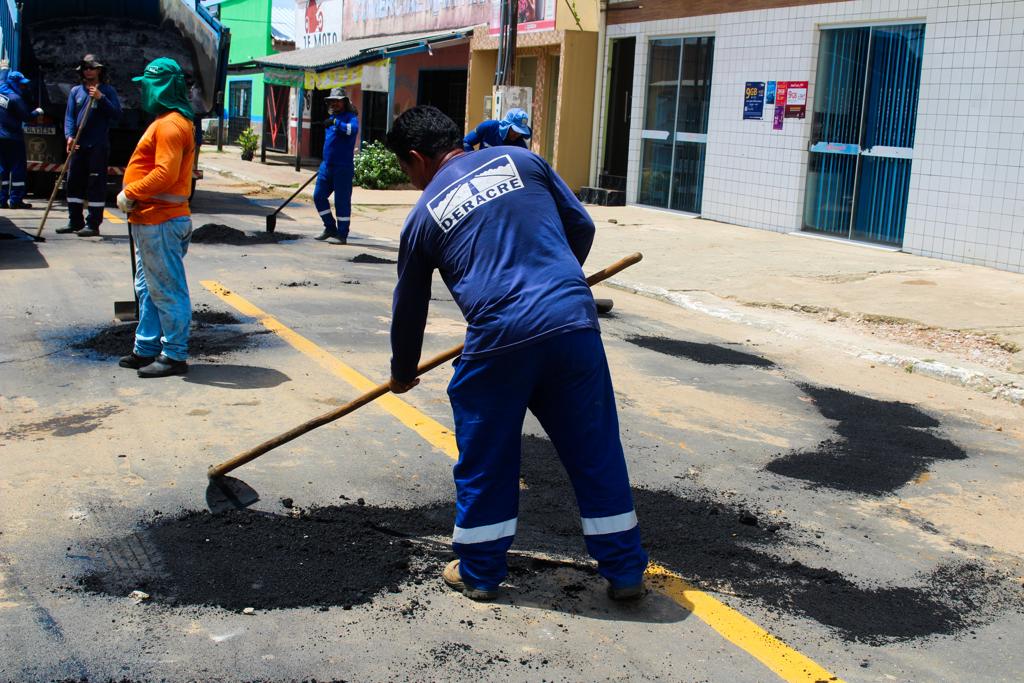 No Juruá, Deracre realiza manutenção viária na AC-405 e Avenida Japiim