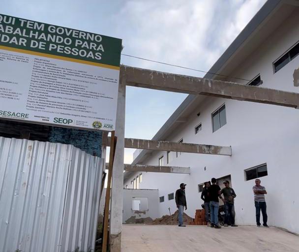 Governo inspeciona retomada das obras no Hospital João Câncio Fernandes, em Sena Madureira