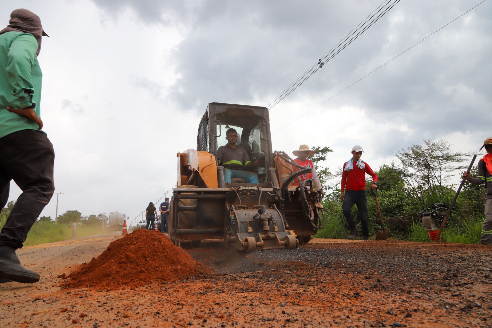 Deracre vistoria trabalho de pavimentação da estrada Transacreana