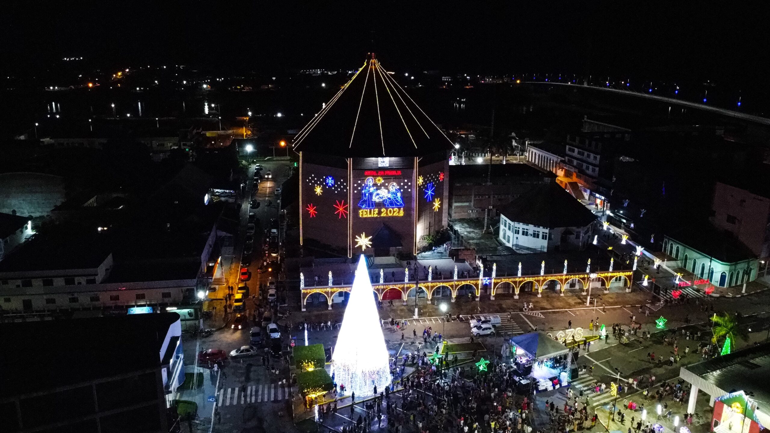 Com apoio do governo do Estado, prefeitura inaugura decoração natalina em Cruzeiro do Sul