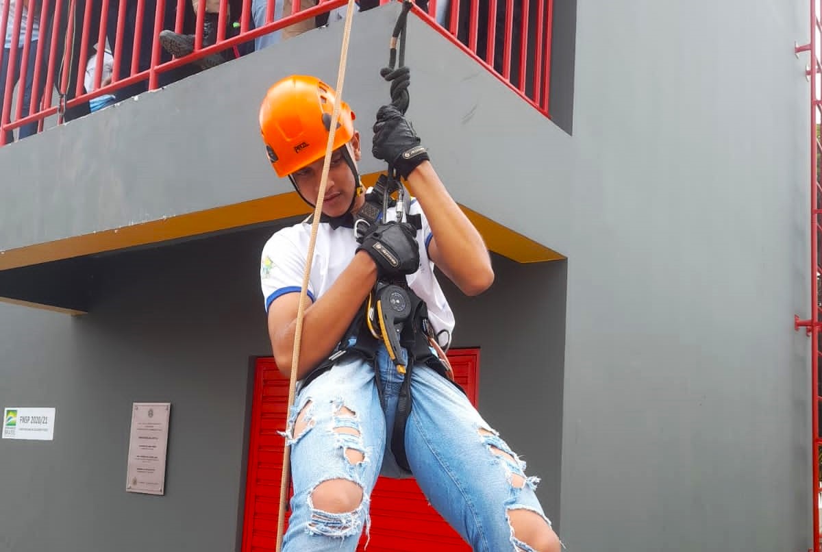 Alunos do curso de segurança no trabalho do Ieptec vivenciam aulas práticas com bombeiros