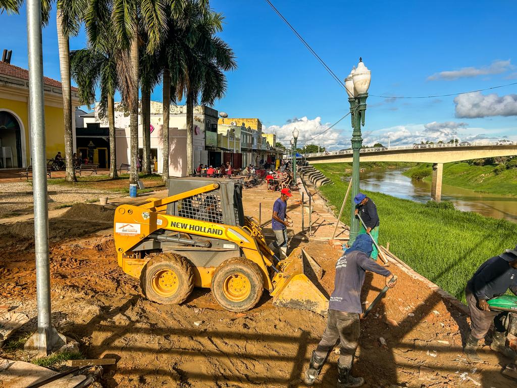 Obra no Calçadão do Mercado Velho avança e garante segurança aos comerciantes e visitantes