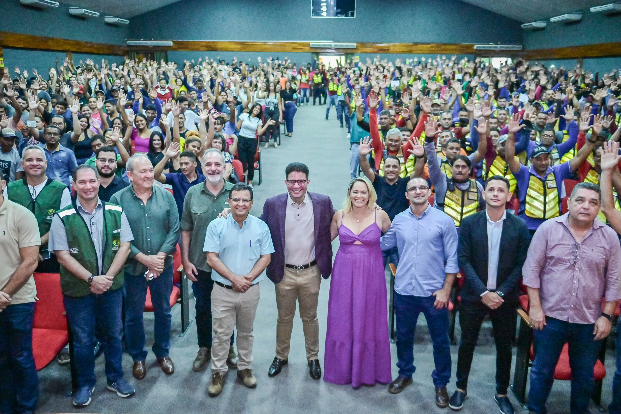 Governo do Acre entrega carteira de habilitação aos concluintes do Programa CNH Social e capacetes aos mototaxistas de Rio Branco