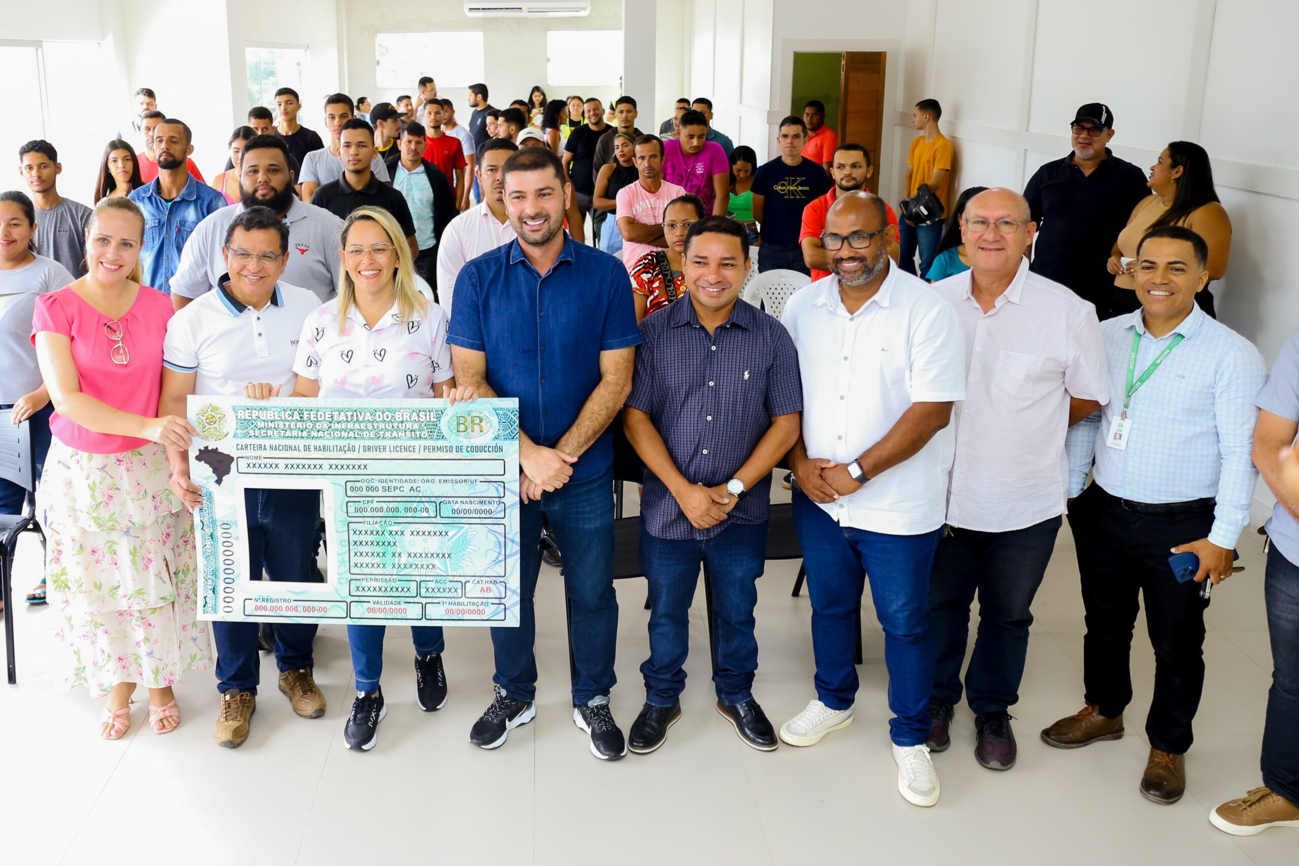 Estado entrega 60 carteiras de habilitação aos contemplados no Programa CNH Social em Cruzeiro do Sul