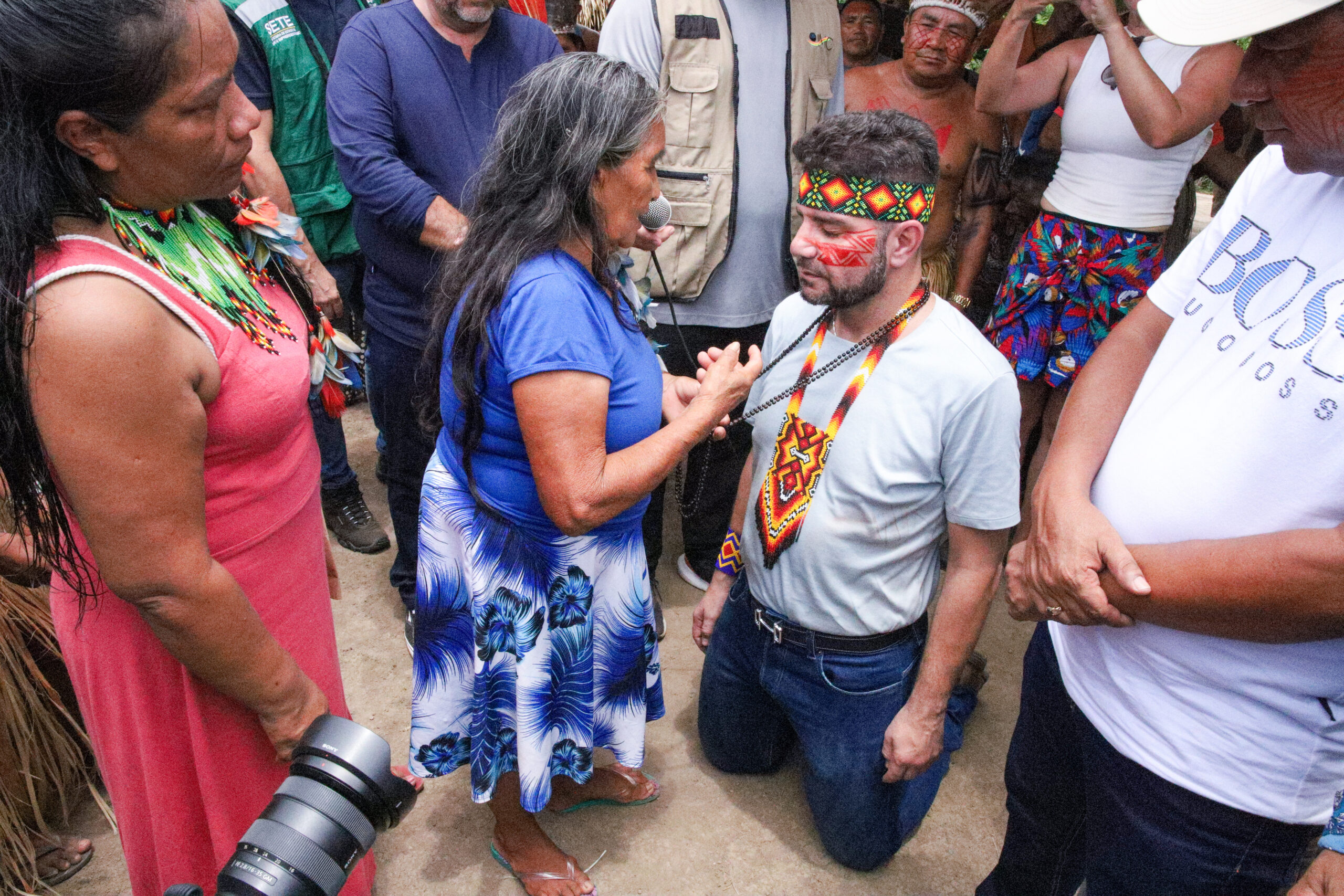 Governador Gladson Cameli recebe carta do Povo Arara e batismo com nome da etnia Shawãdawa durante festival 