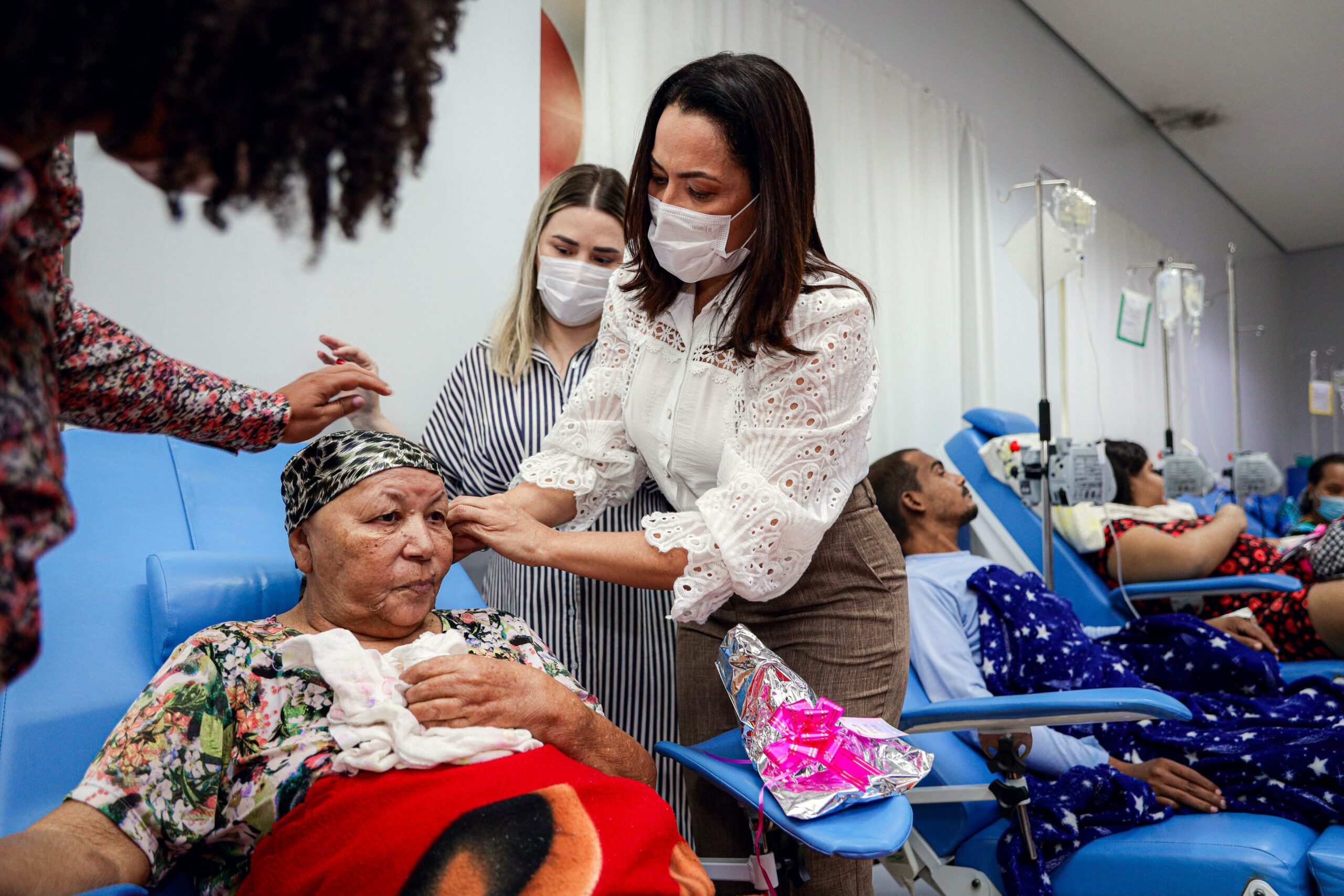 Mais de 200 lenços são doados pelo governo do Acre a mulheres que fazem tratamento de câncer na Unacon