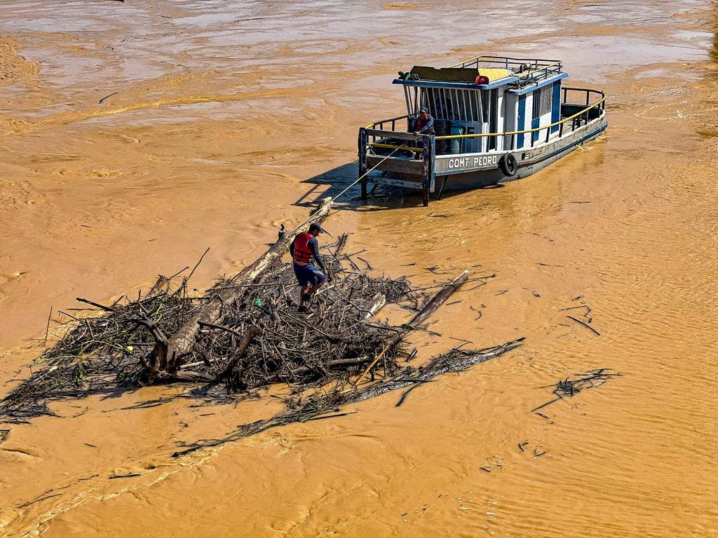 Deracre inicia retirada de balseiros de pontes sobre o Rio Acre