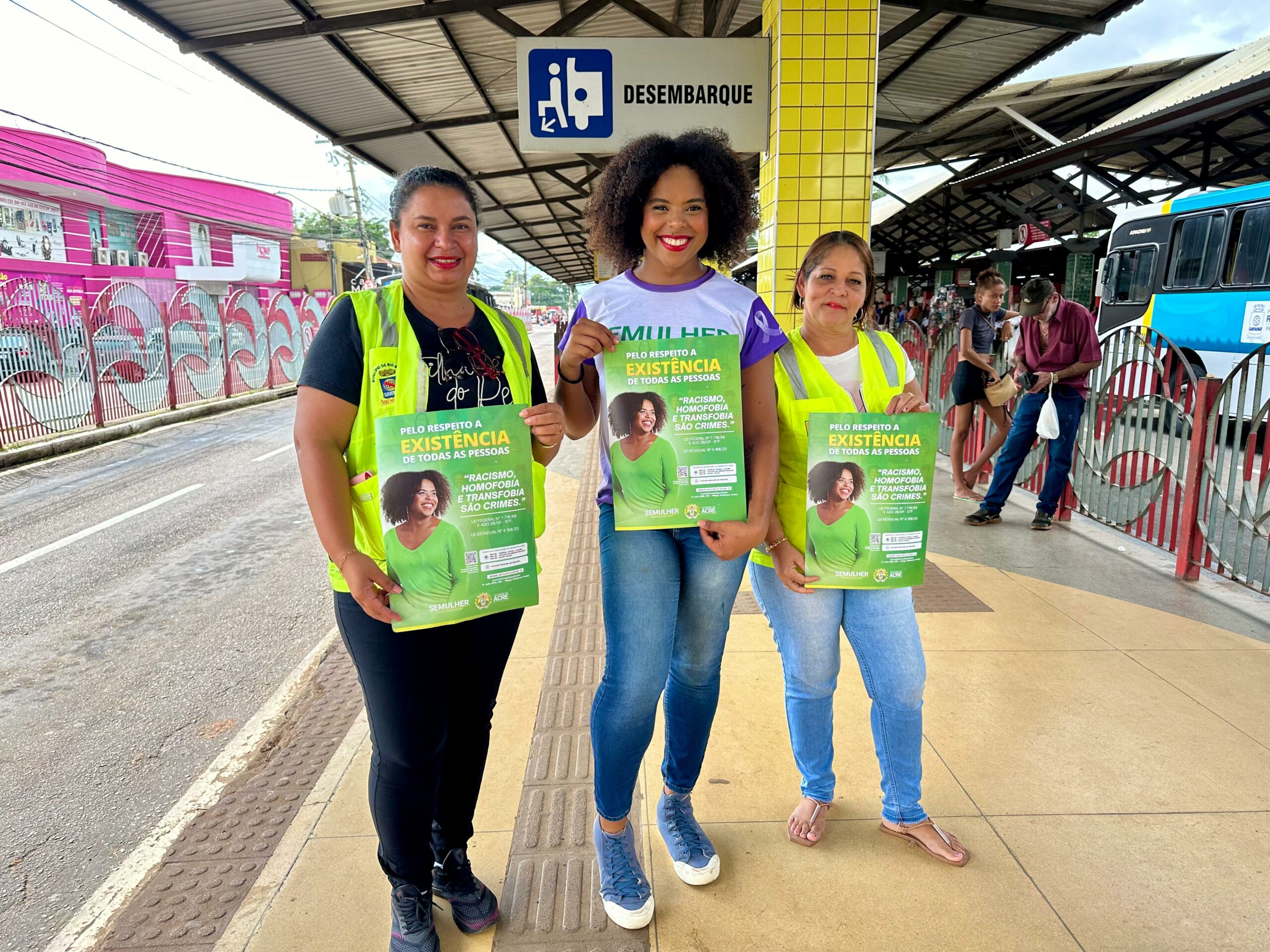 Semulher realiza ação de conscientização sobre leis contra transfobia e homofobia no Terminal Urbano de Rio Branco