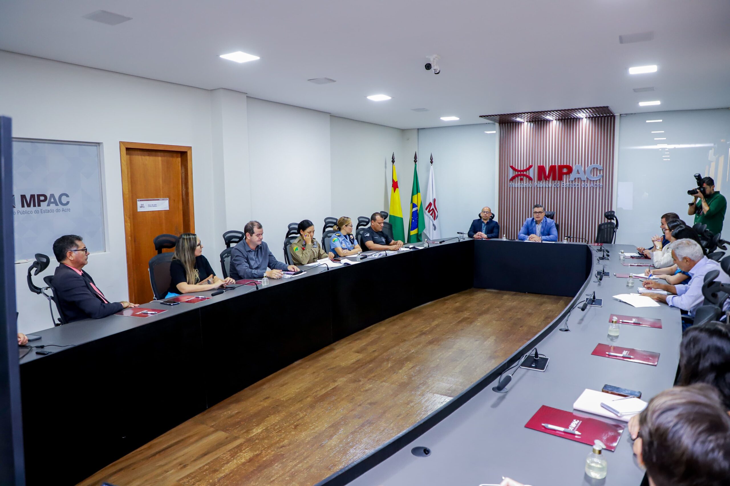 Representantes do governo se reúnem com o MPAC para alinhar estratégias de segurança durante o Carnaval